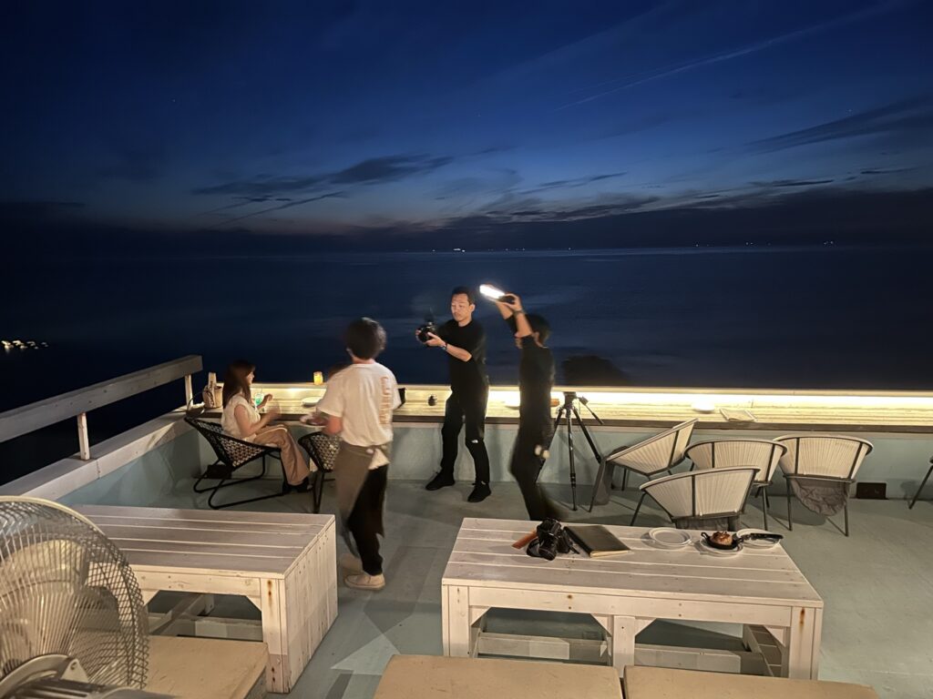 レストランで夜景を撮影する様子