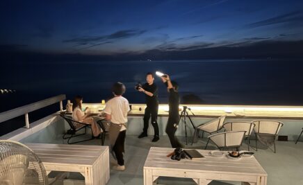 レストランで夜景を撮影する様子